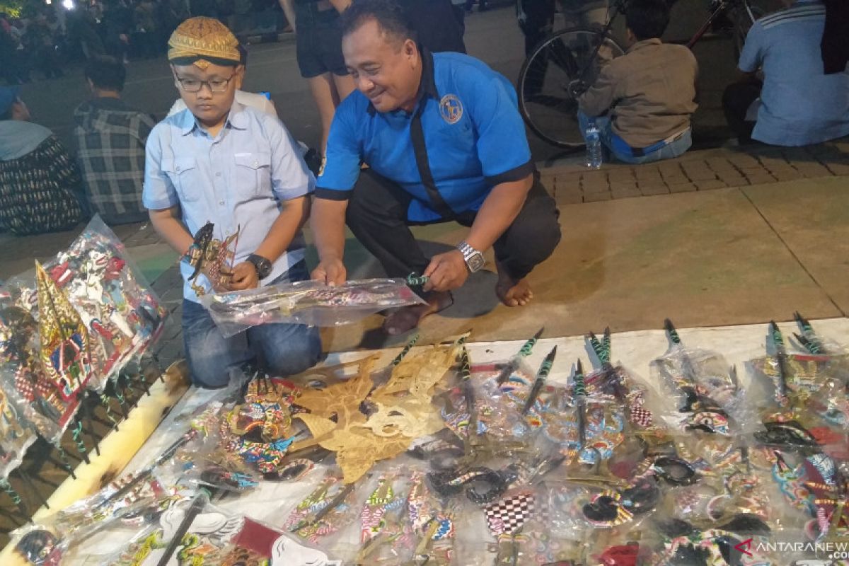 Pedagang buka lapak blangkon hingga wayang di Istana Merdeka