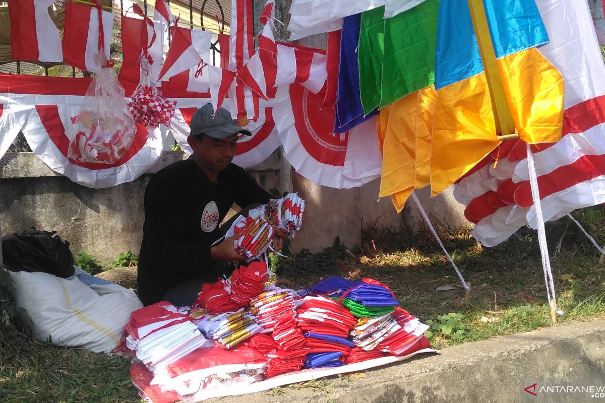 Pedagang bendera asal Garut Jabar jemput peluang jelang HUT Kemerdekaan