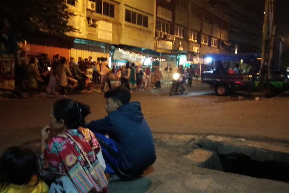 Penonton bioskop Bekasi berhamburan akibat gempa