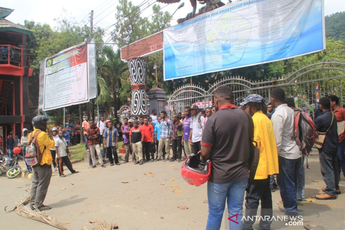 Ratusan mahasiswa Uncen unjuk rasa tuntut janji rektor terkait penerimaan mahasiswa
