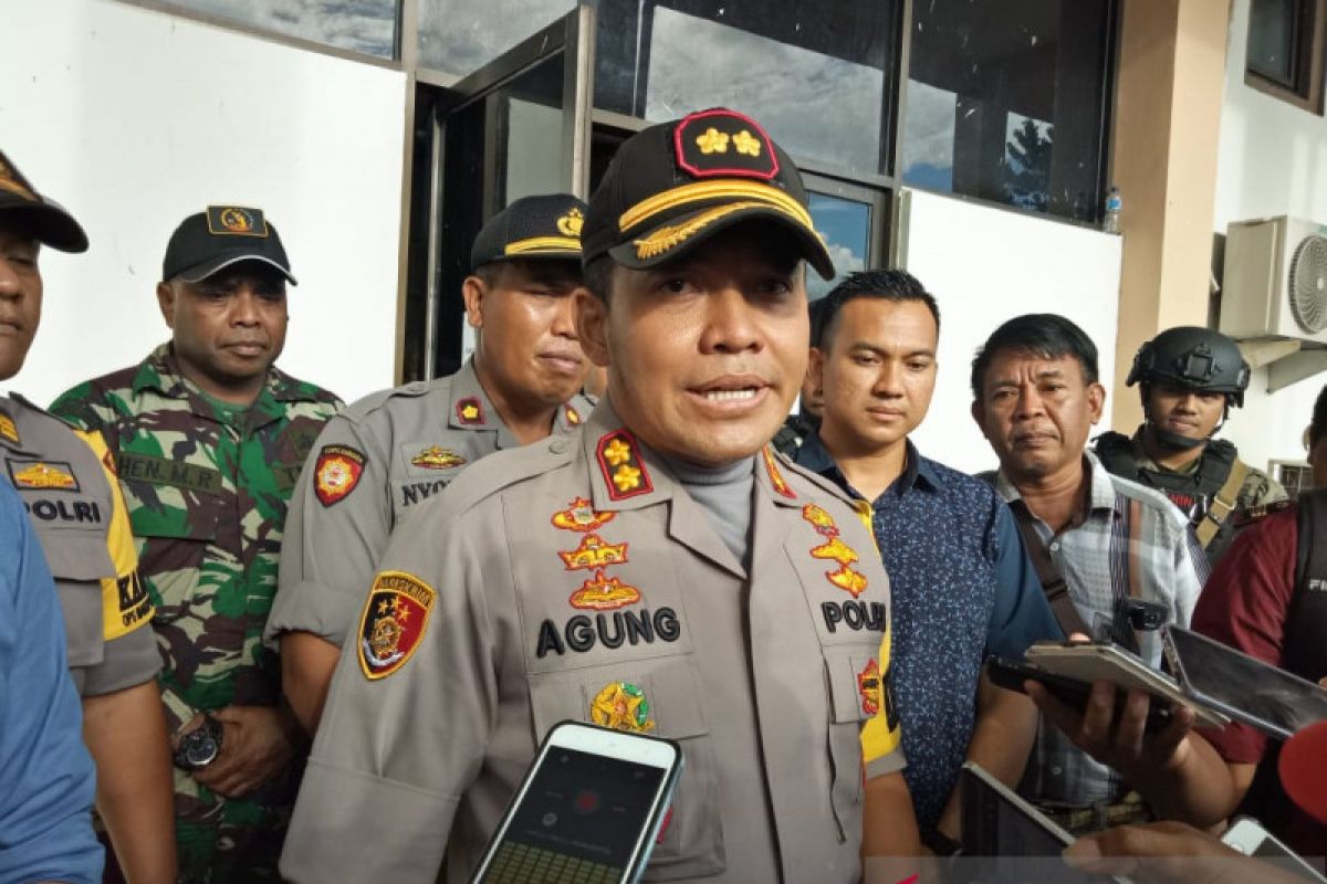 Polisi amankan enam orang usai rapat pleno KPU Mimika