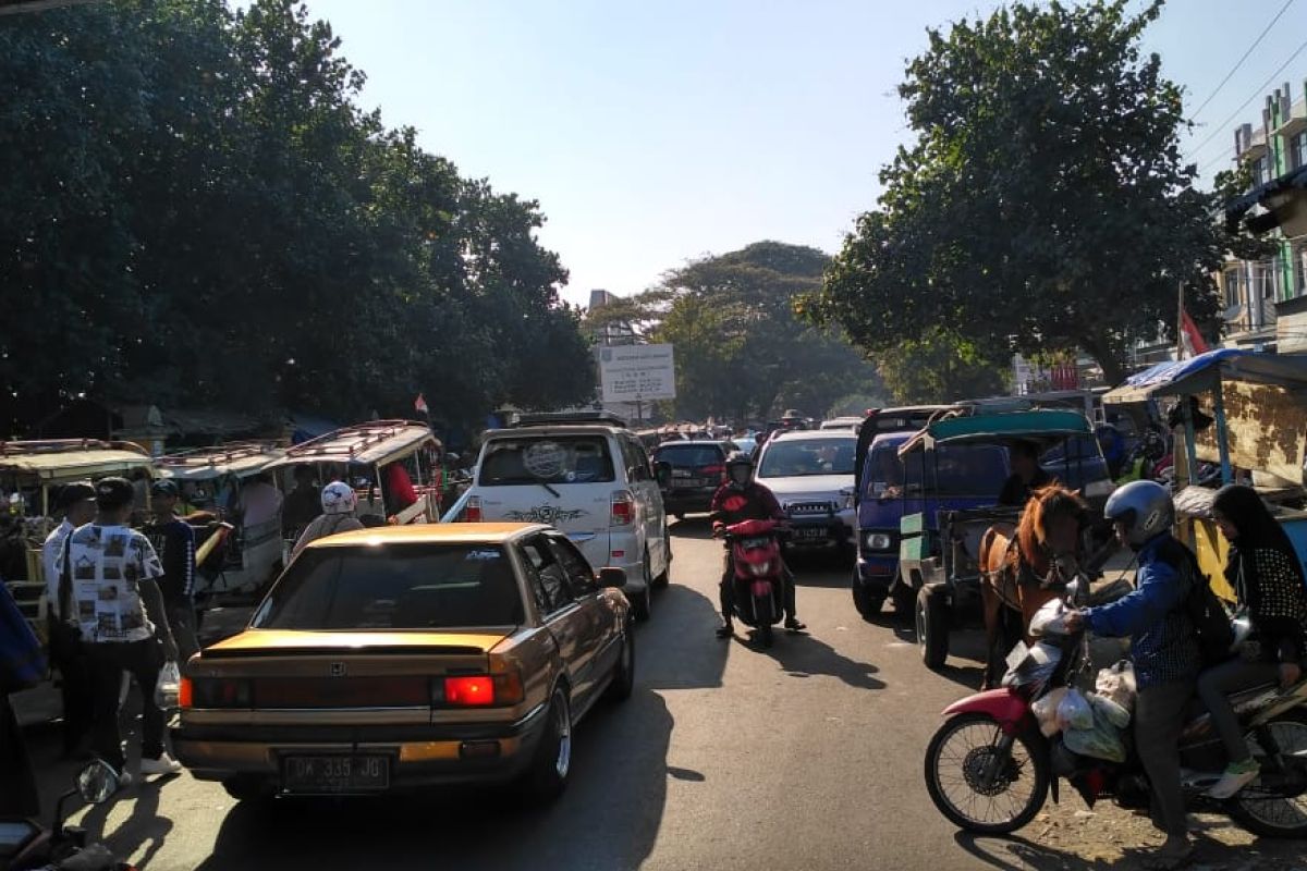 Warga keluhkan kemacetan arus lalu lintas di Pasar Kebon Roek