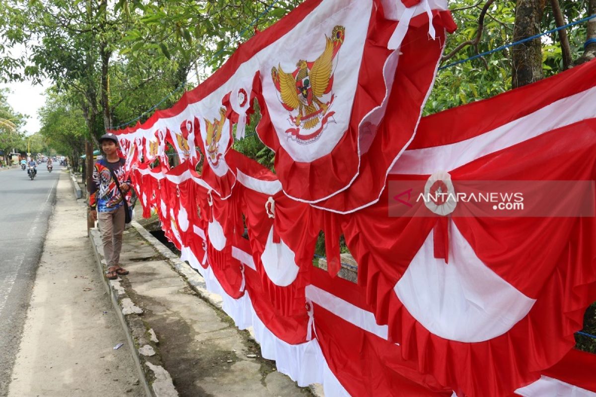 Mengais rezeki dari merah putih