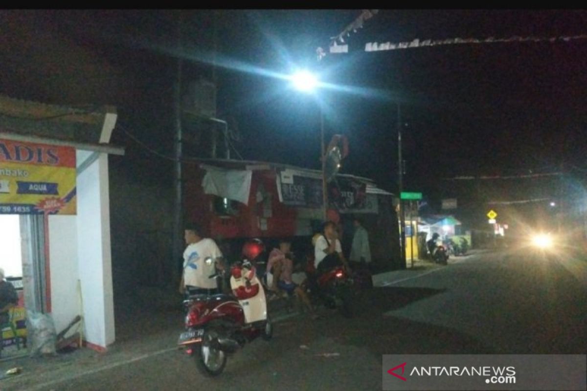 Warga Sukabumi berhamburan  ke luar rumah saat diguncang gempa 7,4 SR