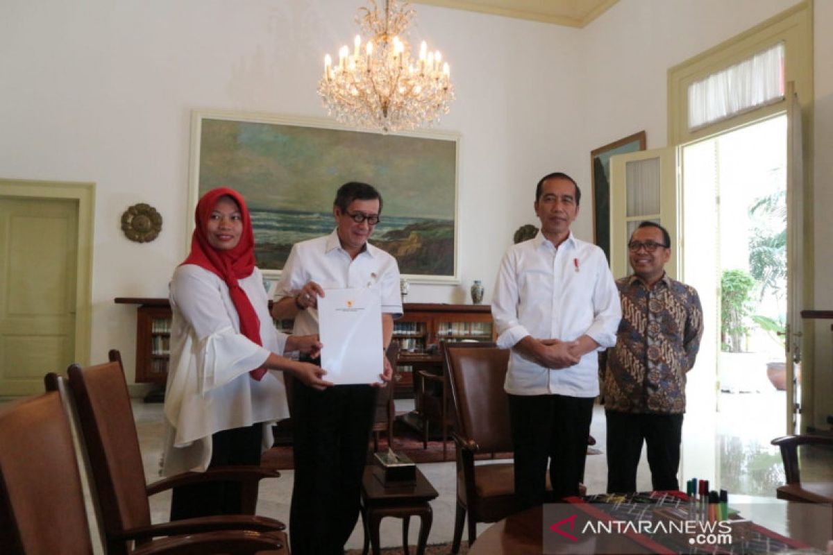 Jokowi saksikan langsung penyerahan keppres amnesti Baiq Nuril