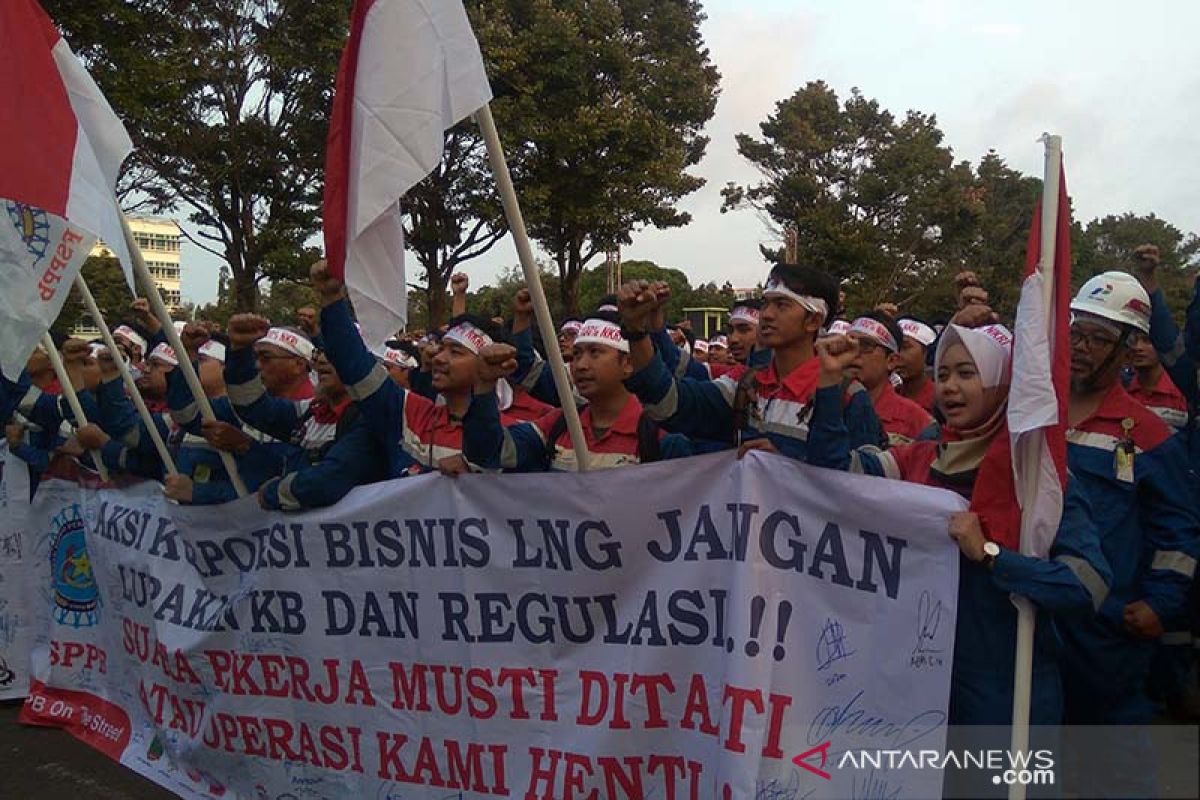 Pekerja Pertamina Cilacap aksi tolak pengalihan bisnis LNG