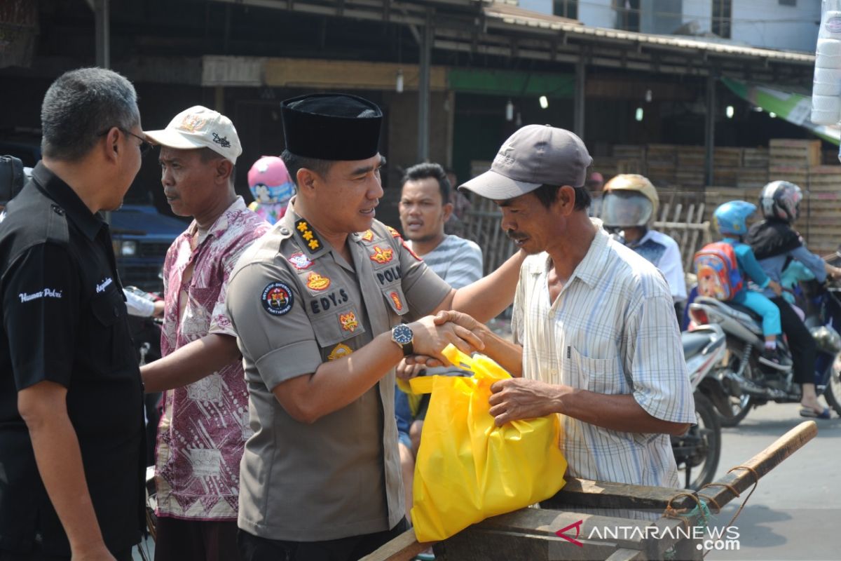 Tukang Becak, Tamrin : Pelukan Polisi ini mengingatkan saya dipeluk sama anak