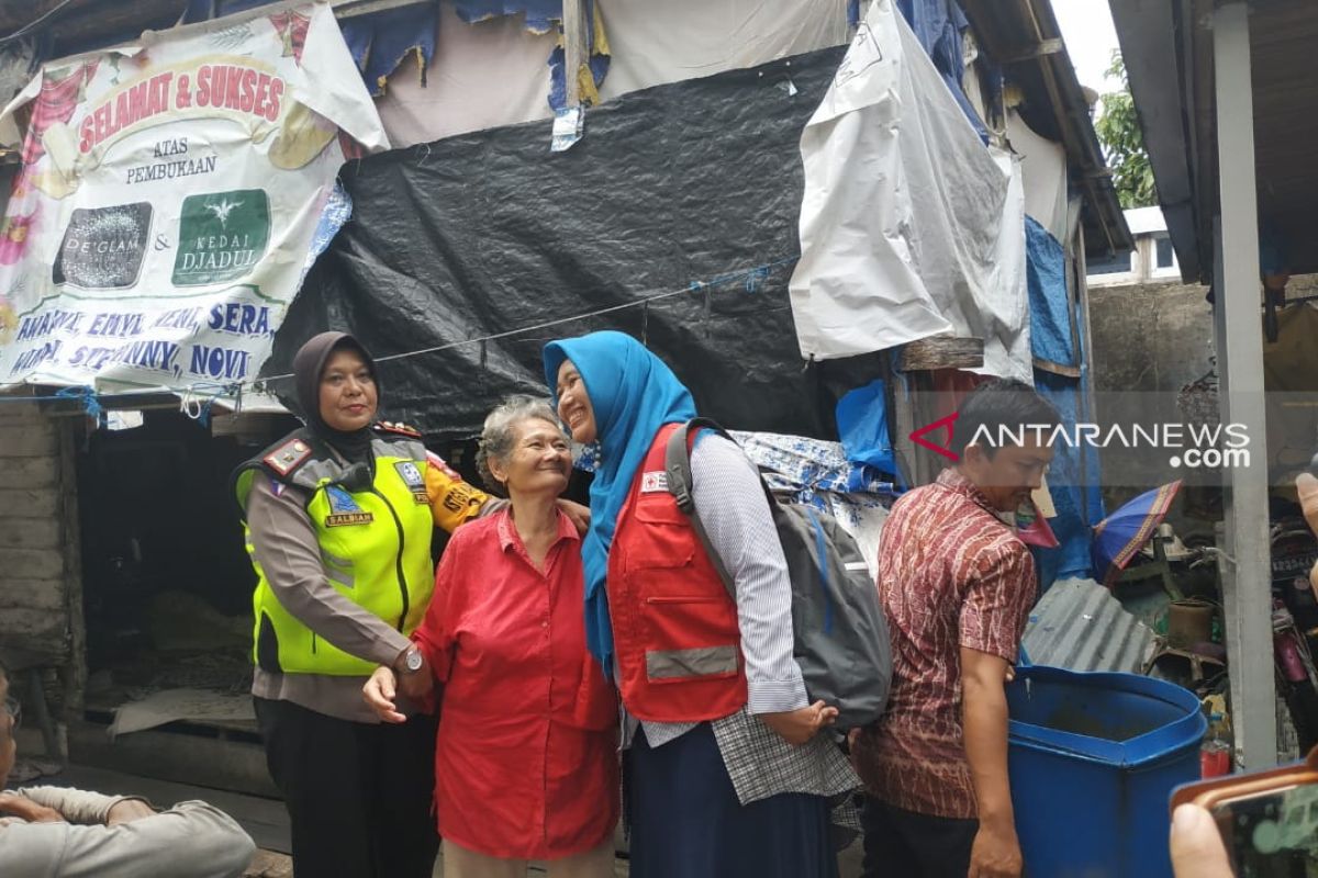 Polwan dan PMI berikan bantuan pada Supardini dan anaknya Ria yang difabel