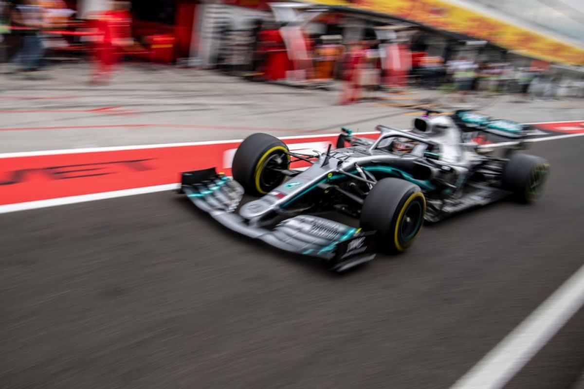 Lewis Hamilton menangi duel ketat dengan Verstappen di Sirkuit Hungaroring