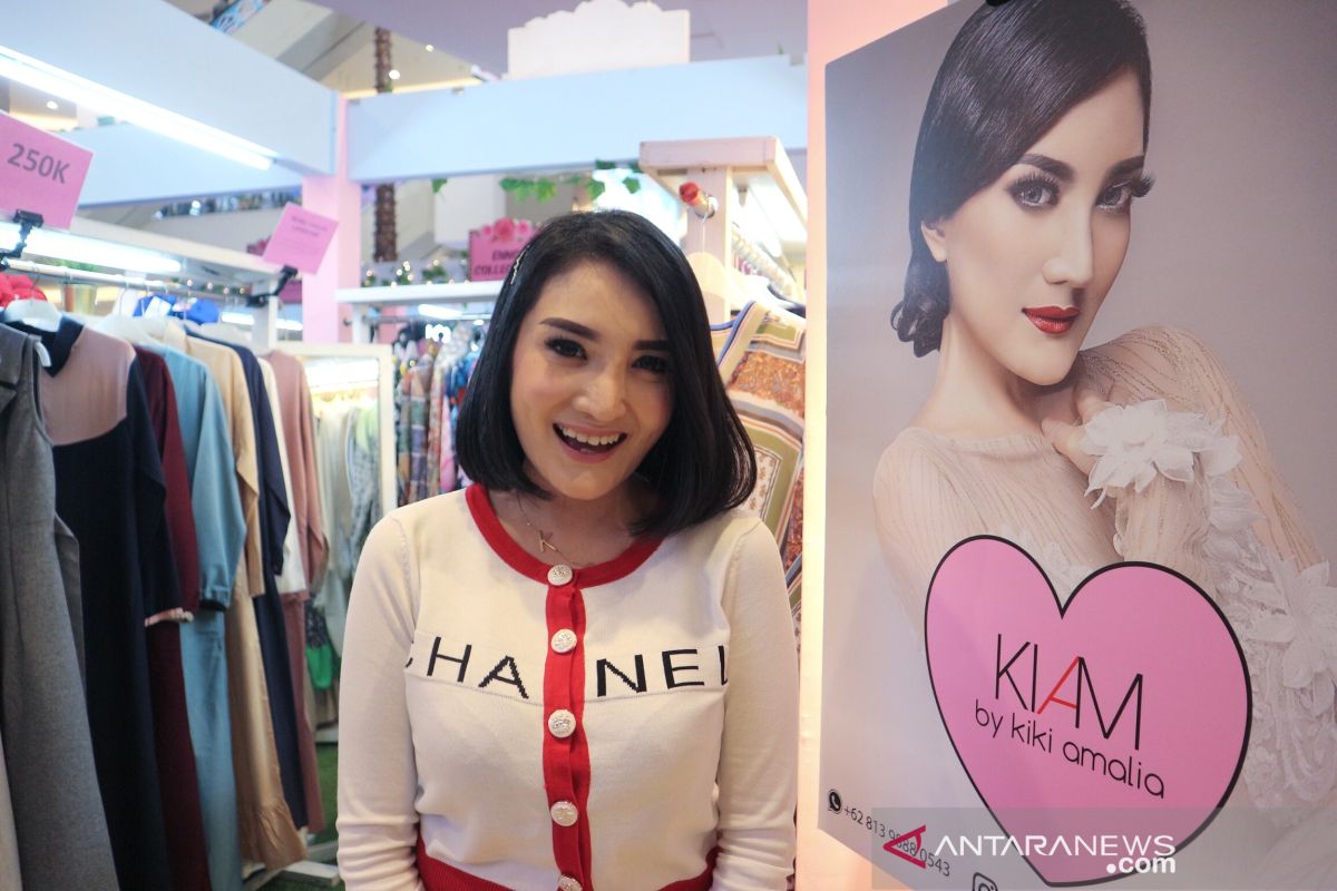 Aktris Kiki Amalia sedang jatuh cinta pada produk lokal