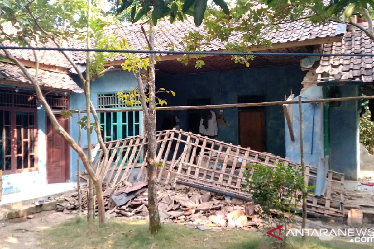 Belasan rumah warga Carita rusak berat akibat gempa