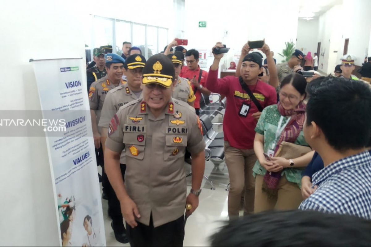 Kapolda Sumsel menjenguk empat polisi korban kerusuhan