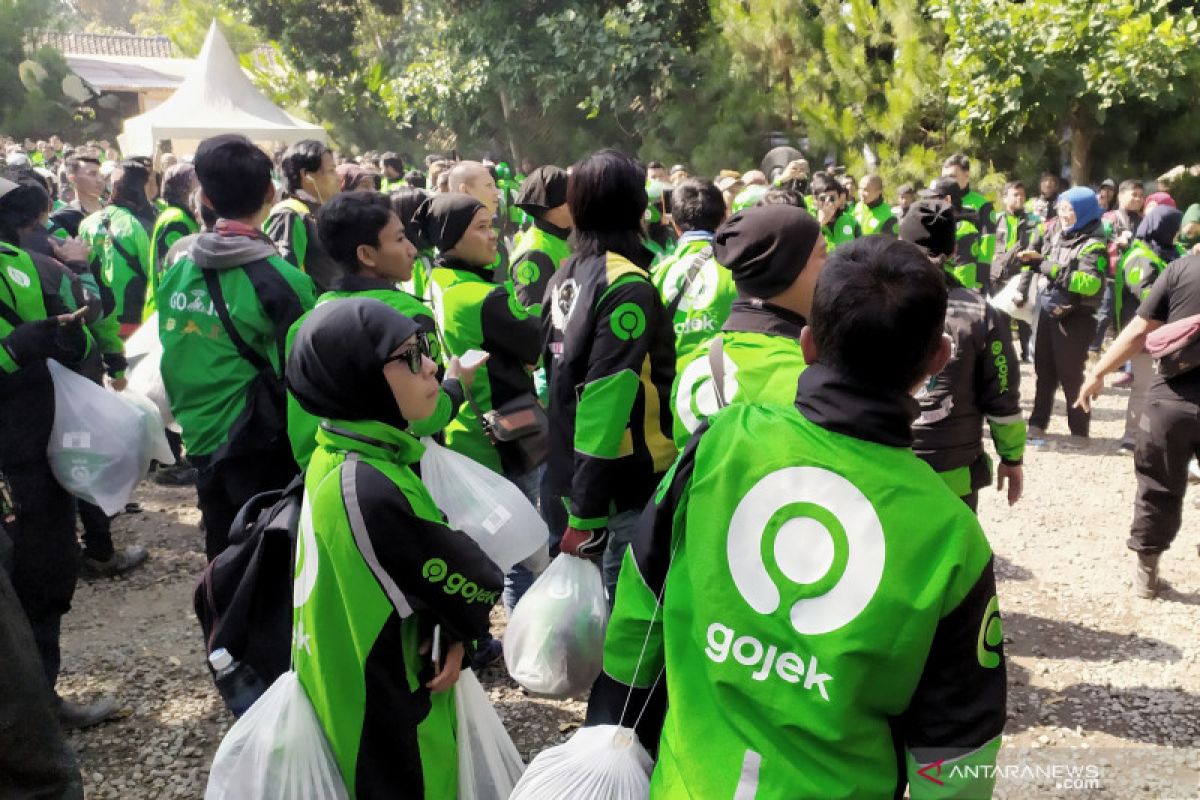 Ribuan driver Gojek di Bandung antusias dapat jaket berlogo baru