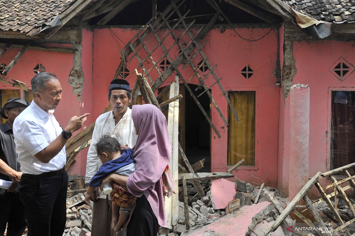 Mensos salurkan bantuan korban gempa di Pandeglang