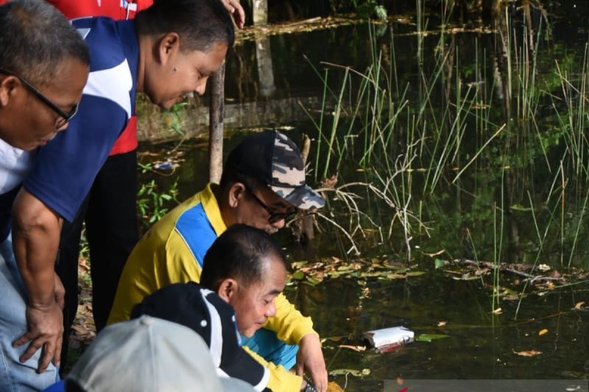 Bupati Bangka tebar 500 ekor benih ikan nila