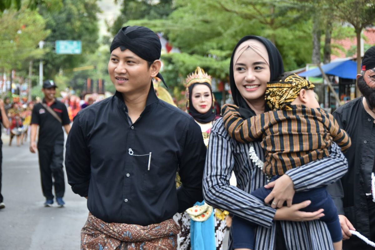 Bupati Trenggalek dan istri ikut ramaikan pawai "Etnic Carnival"