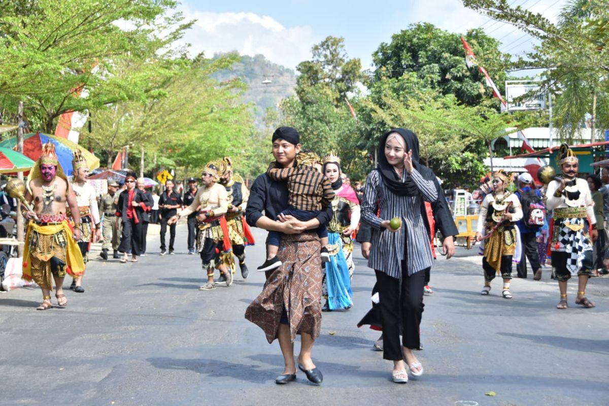 Bupati Trenggalek mengajak kaum milenial lestarikan budaya Jawa