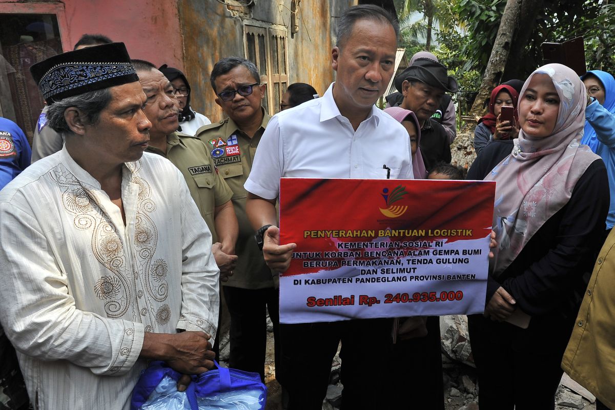 Mensos bantu ahli waris korban gempa Pandeglang