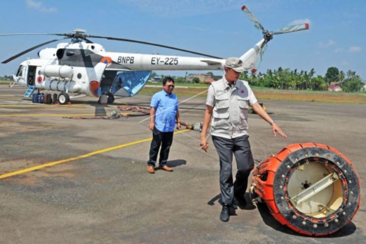 Helikopter pemadam karhutla dilengkapi kantong  air 4.000 liter