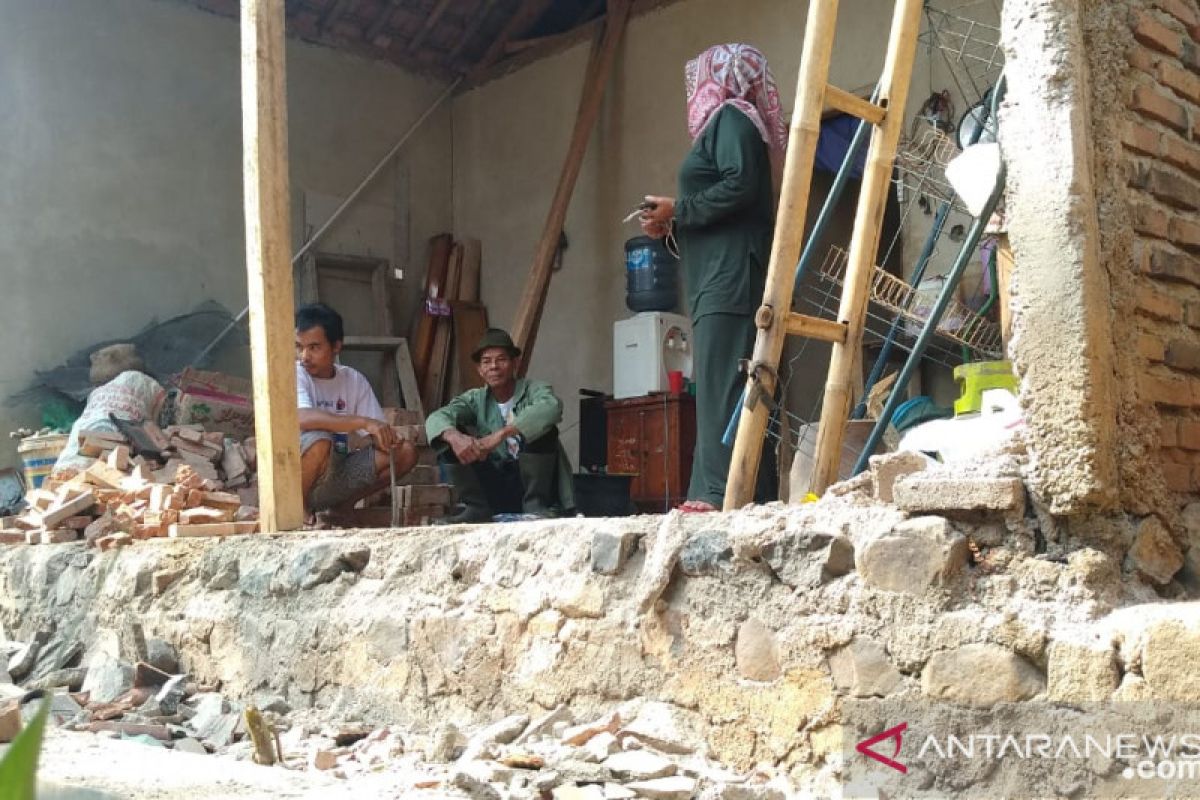 BPBD Cianjur mencatat sembilan rumah rusak akibat gempa