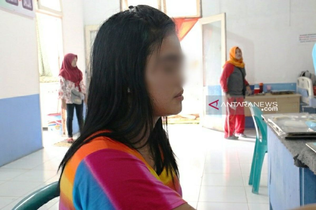 Kisah Anggun, dari jualan kain hingga menjadi pramusaji di lapo tuak