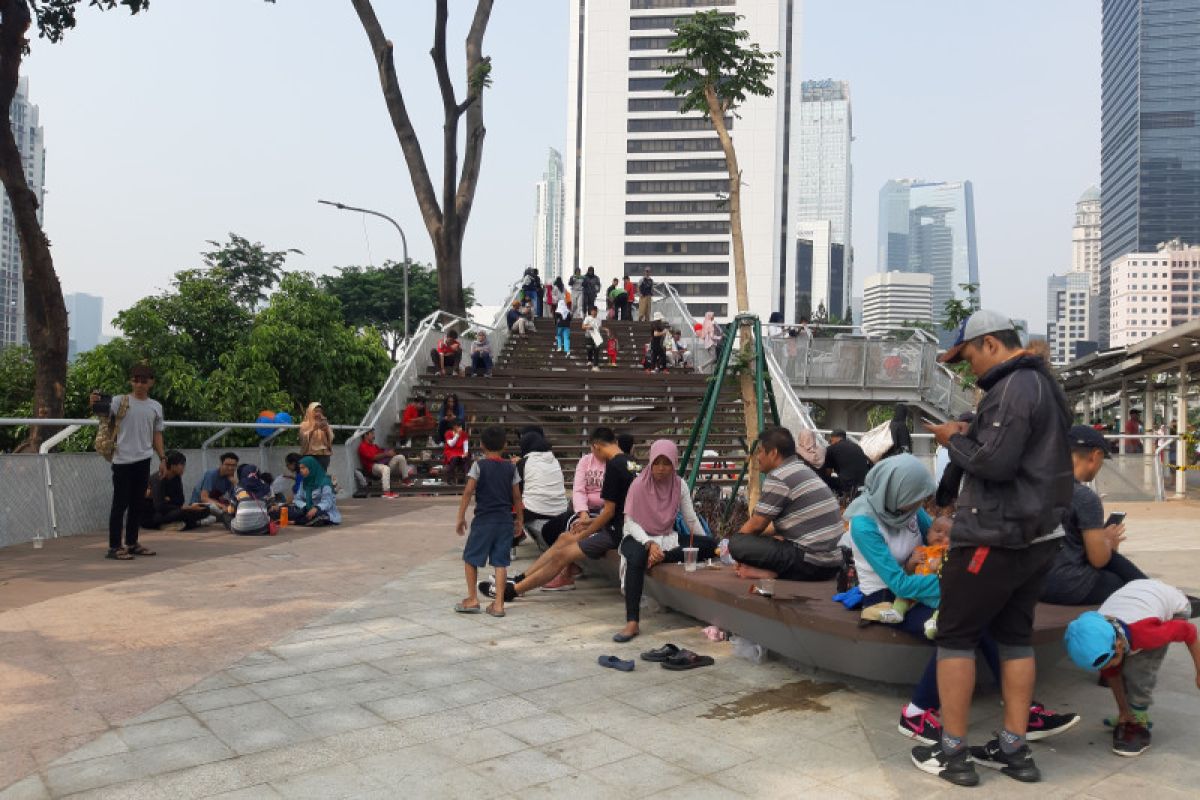 Pengunjung nikmati suasana CFD dari Taman Spot Dukuh Atas