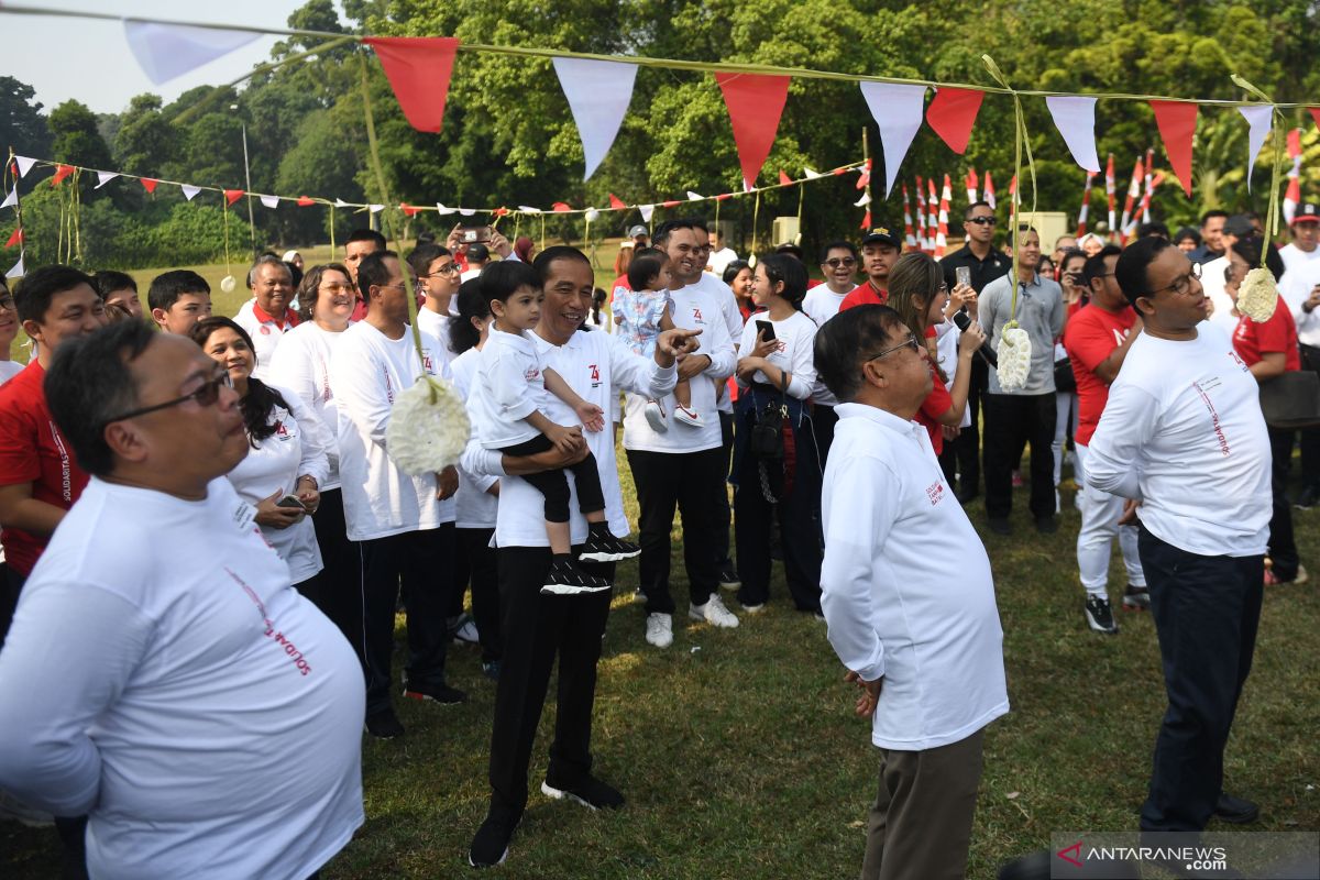 Berita Politik kemarin, serunya 'gathering' menteri, tanggapan pakar