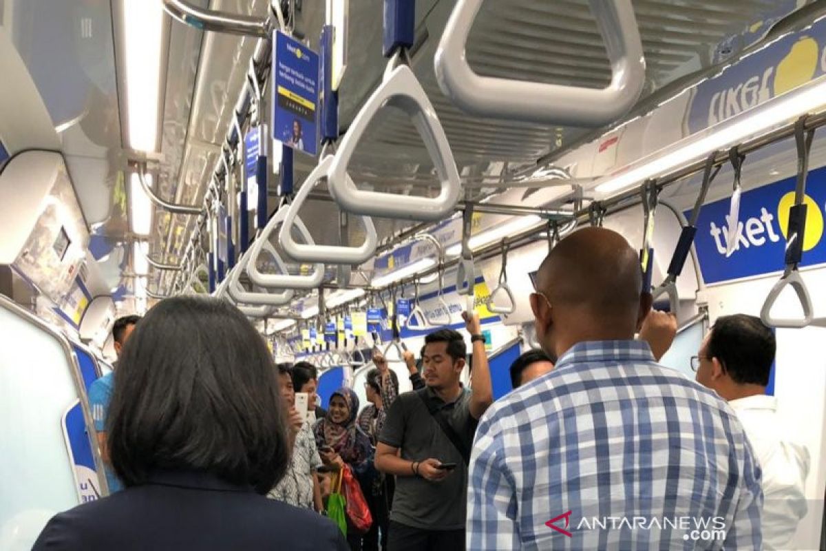 Asiiik...MRT gratiskan layanan usai beroperasi kembali