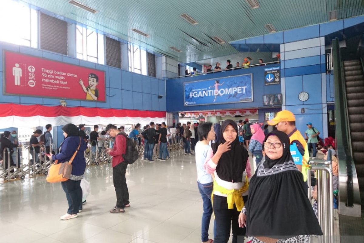 Penumpang rela menunggu KRL beroperasi kembali di Stasiun Juanda