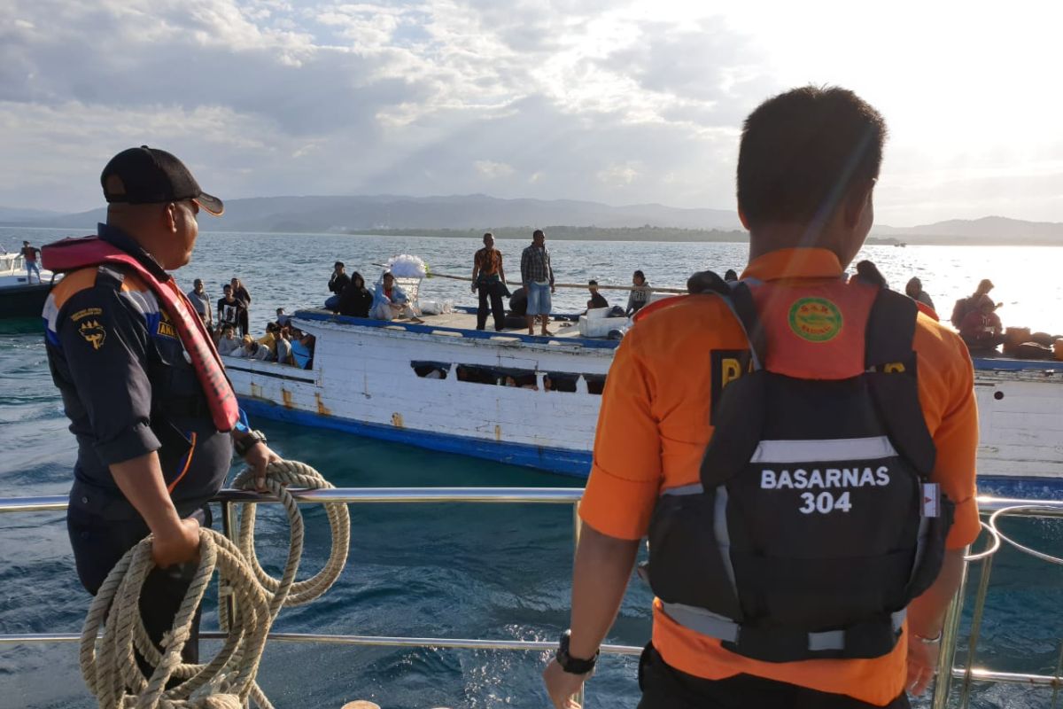 Diselamatkan Basarnas, KM Ilham Nyaris Tenggelam di Perairan Laonti