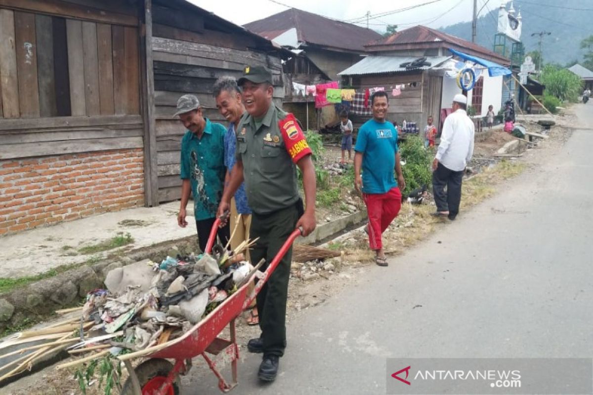 TNI-Warga Bulu Mario bergotong royong bersihkan sampah