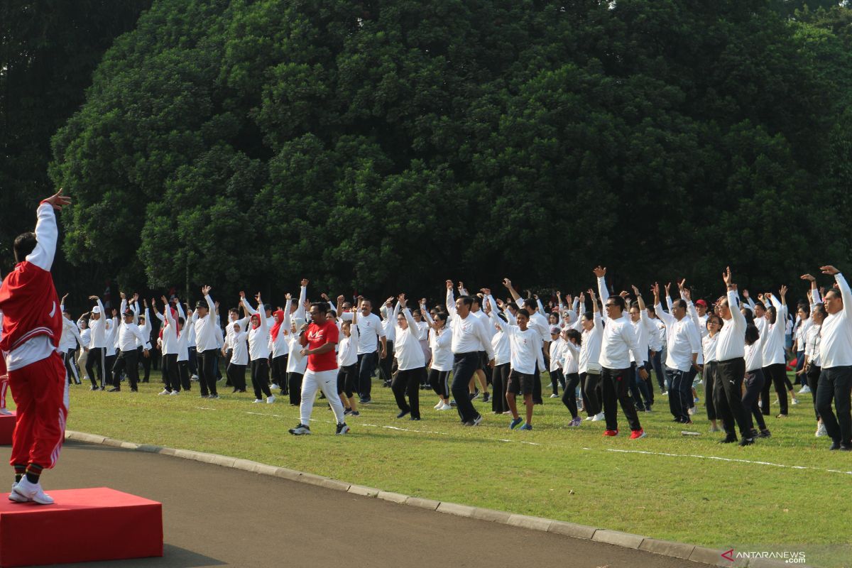 Kabinet Kerja dan keluarga senam bersama di Istana Bogor