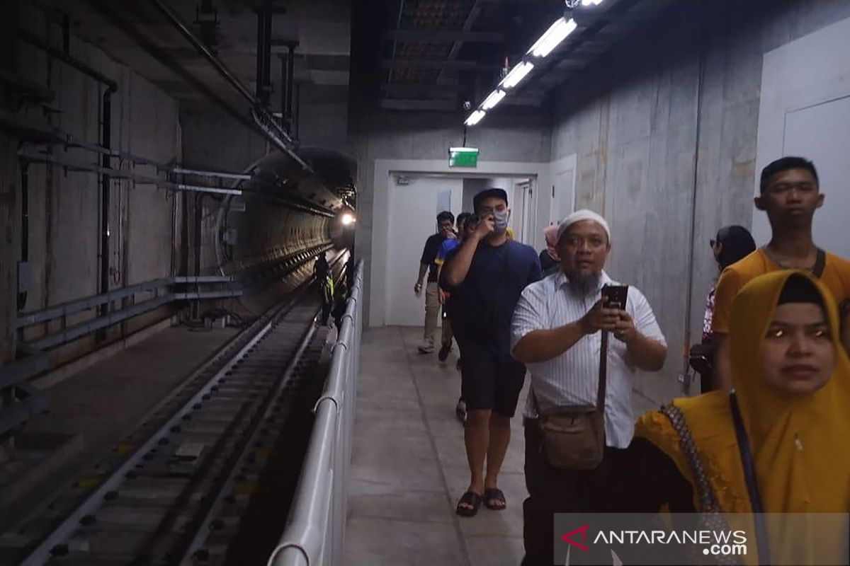 Penumpang MRT dievakuasi saat terjadi pemadaman listrik