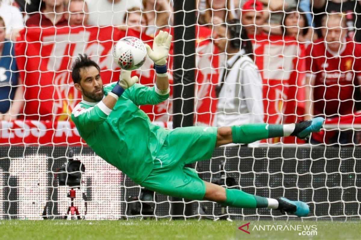 Guardiola puji kiper Claudio Bravo setelah menang kontra Liverpool