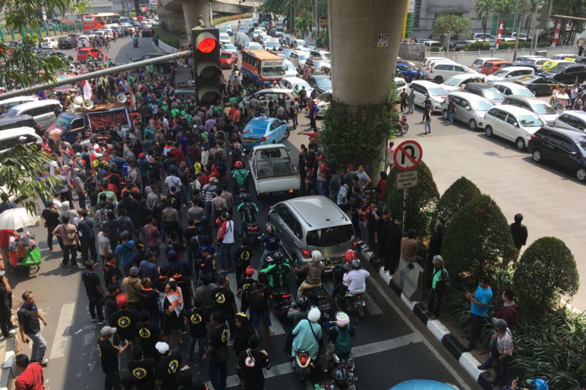 Mitra Gojek unjuk rasa, kendaraan terjebak macet