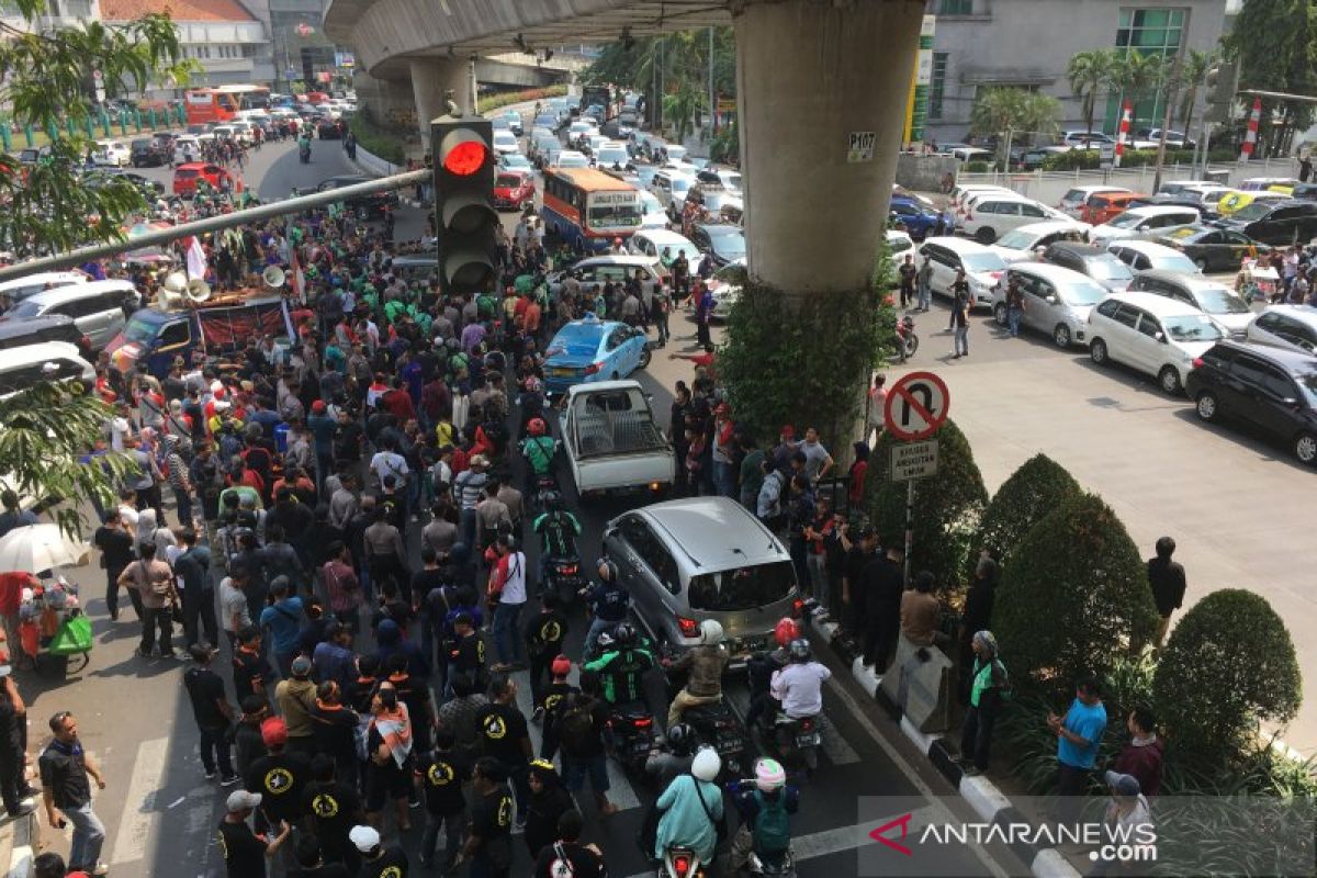 Massa unjuk rasa Gojek bertambah, kendaraan terjebak macet