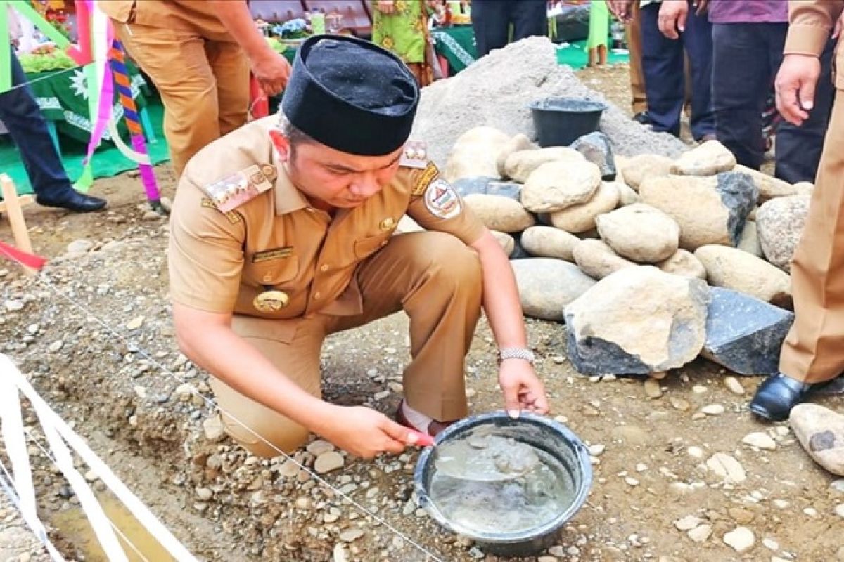 Bupati letakkan batu pertama pembangunan SMP Muhammadiyah 04 Badiri