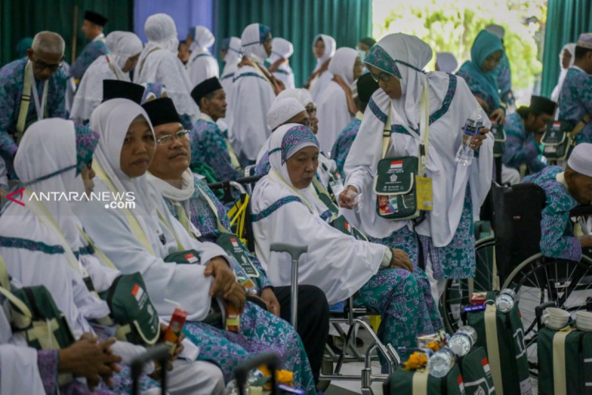 Calhaj Kepri berangkat ke Tanah Suci melalui Bekasi