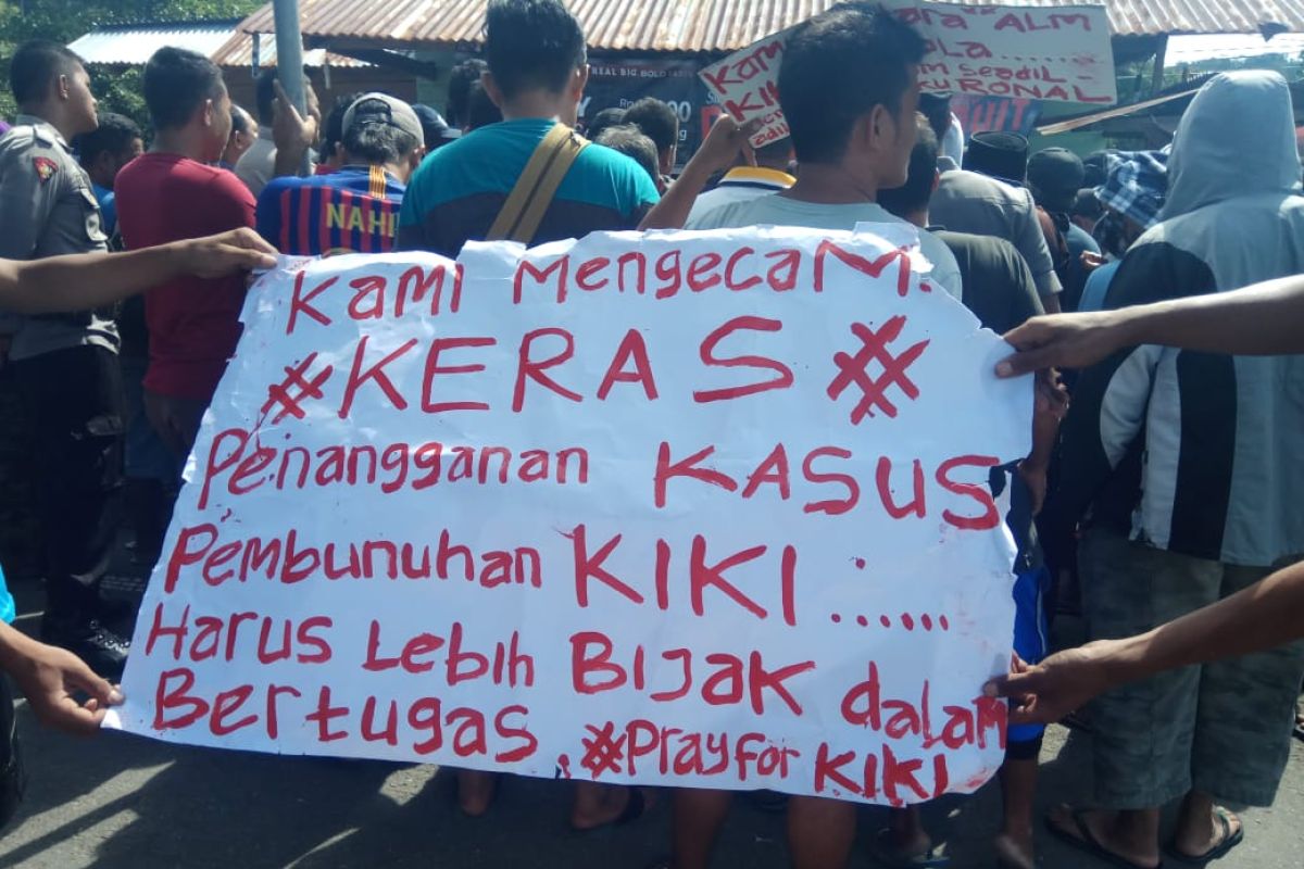 Massa mendesak hukuman mati pembunuh dan pemerkosa Kiki