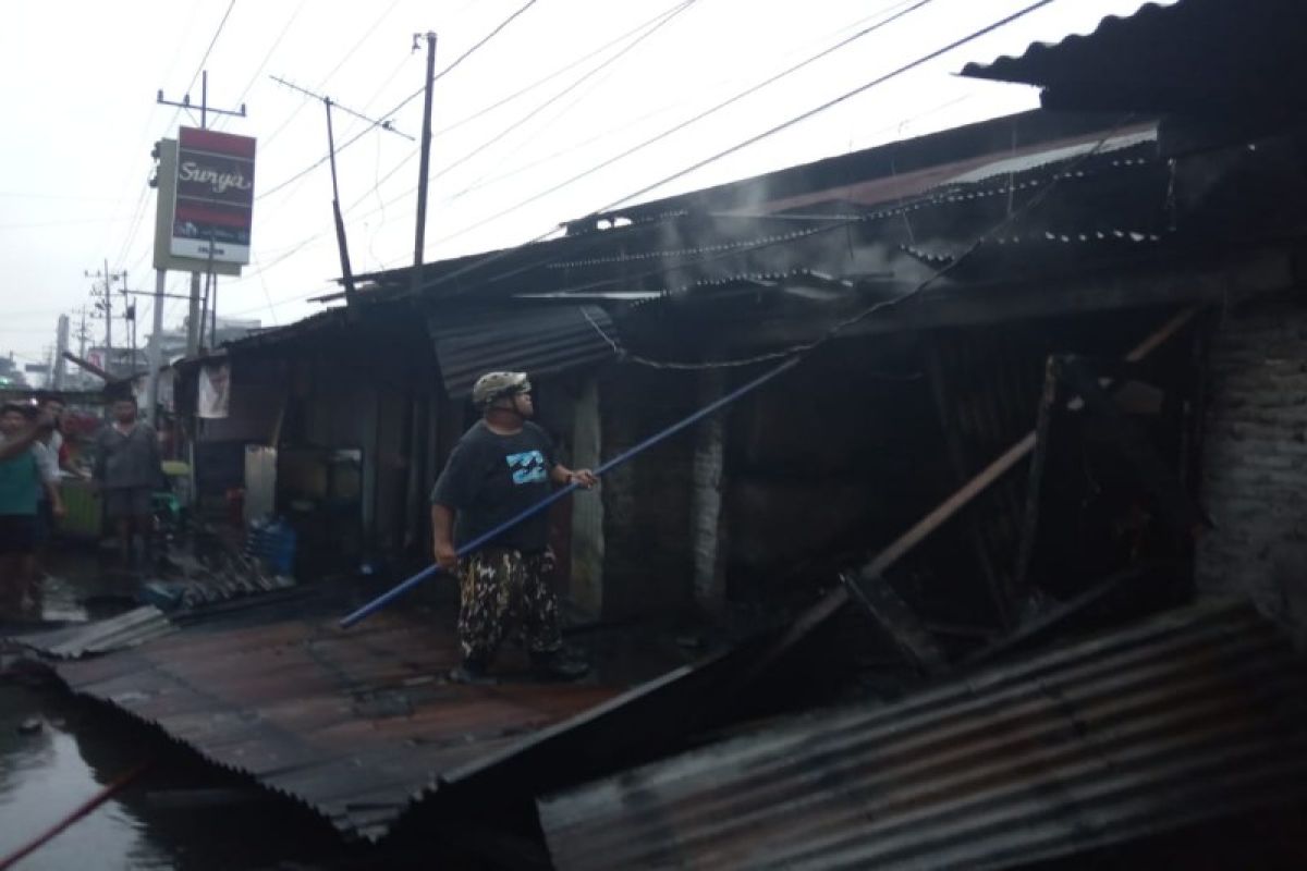 Dua unit rumah usaha bengkel dan mie aceh terbakar