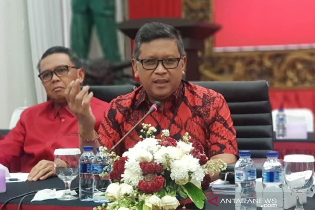 Peserta dan peninjau Kongres V PDIP tiba di Pulau Dewata