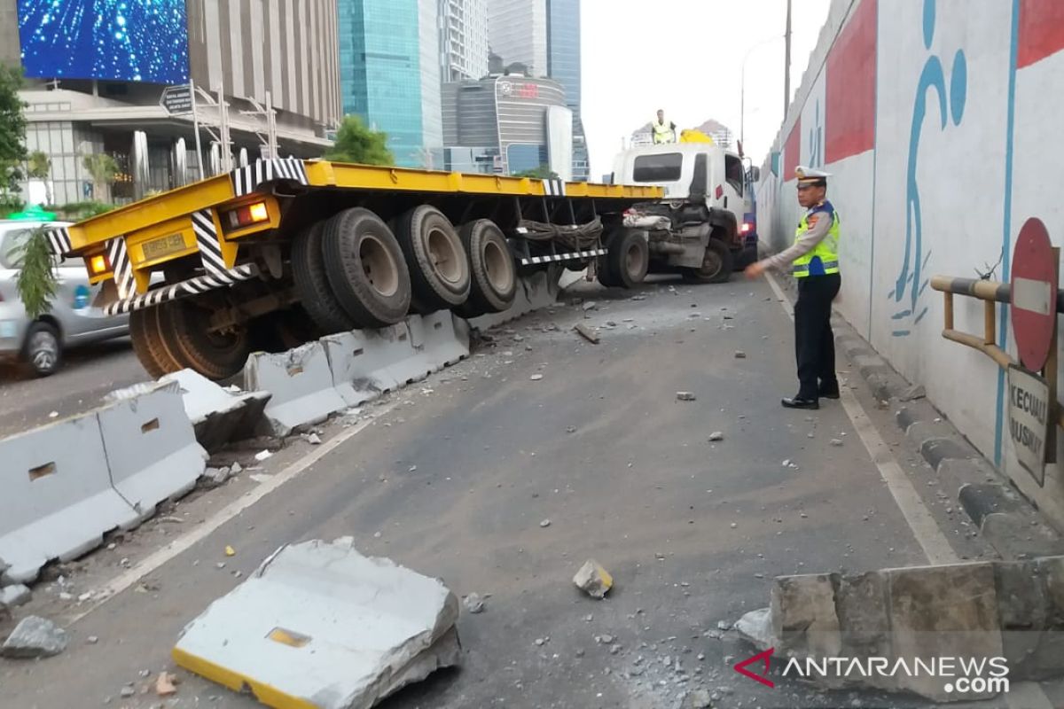 Truk kontainer tabrak separator Busway di turunan layang Tomang Taman Anggrek