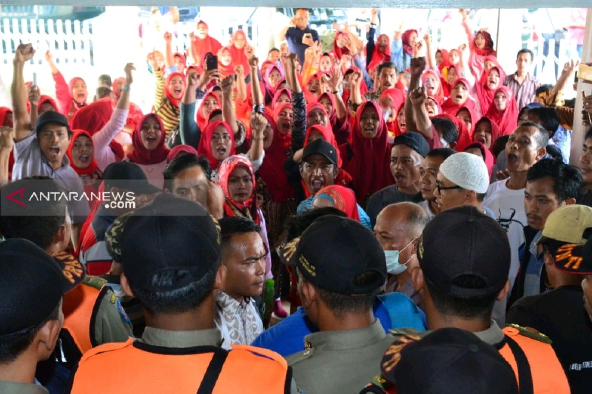 Warga datangi kantor DPRD Padangsidimpuan minta kejelasan TPA Batang Bahal