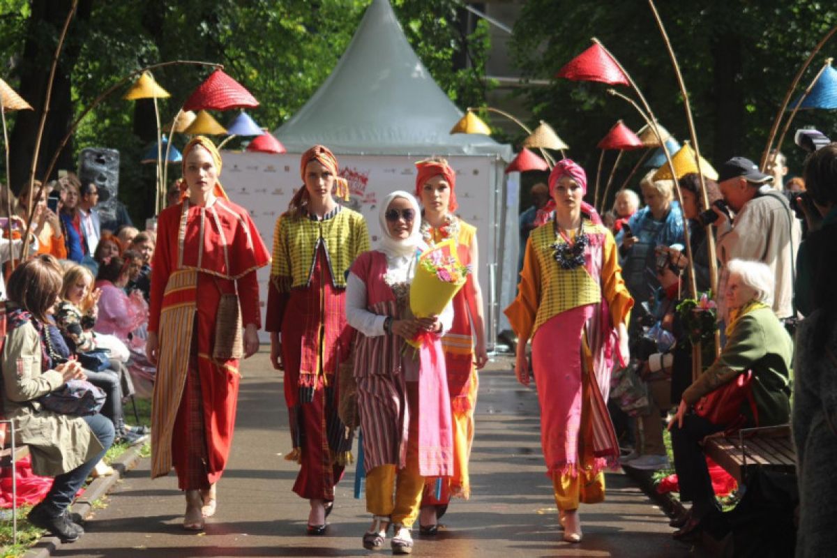 Pameran busana tenun Baduy akhiri Festival Indonesia di Moskow