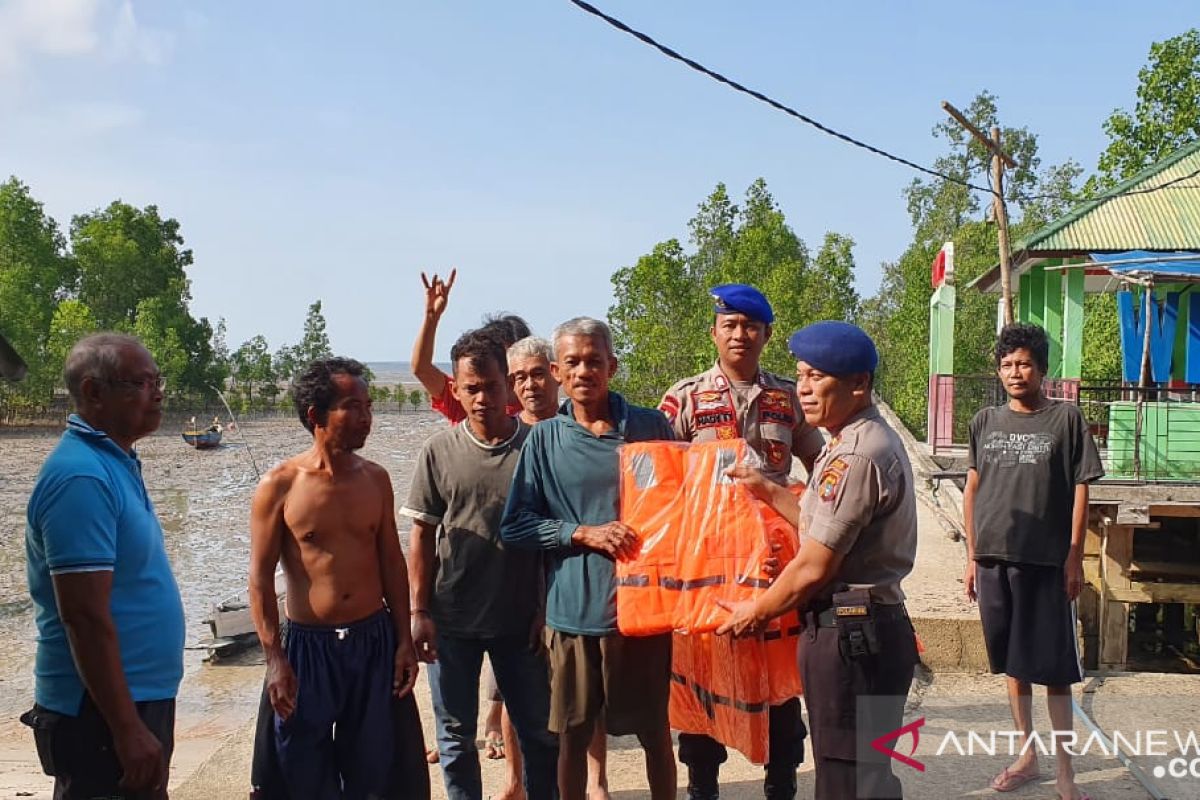 Satpolair Bangka Barat sosialisasi pentingnya keselamatan kepada nelayan