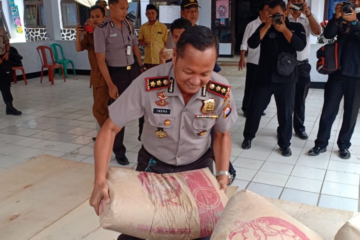 Polda Banten berikan bantuan sembako dan semen untuk korban gempa