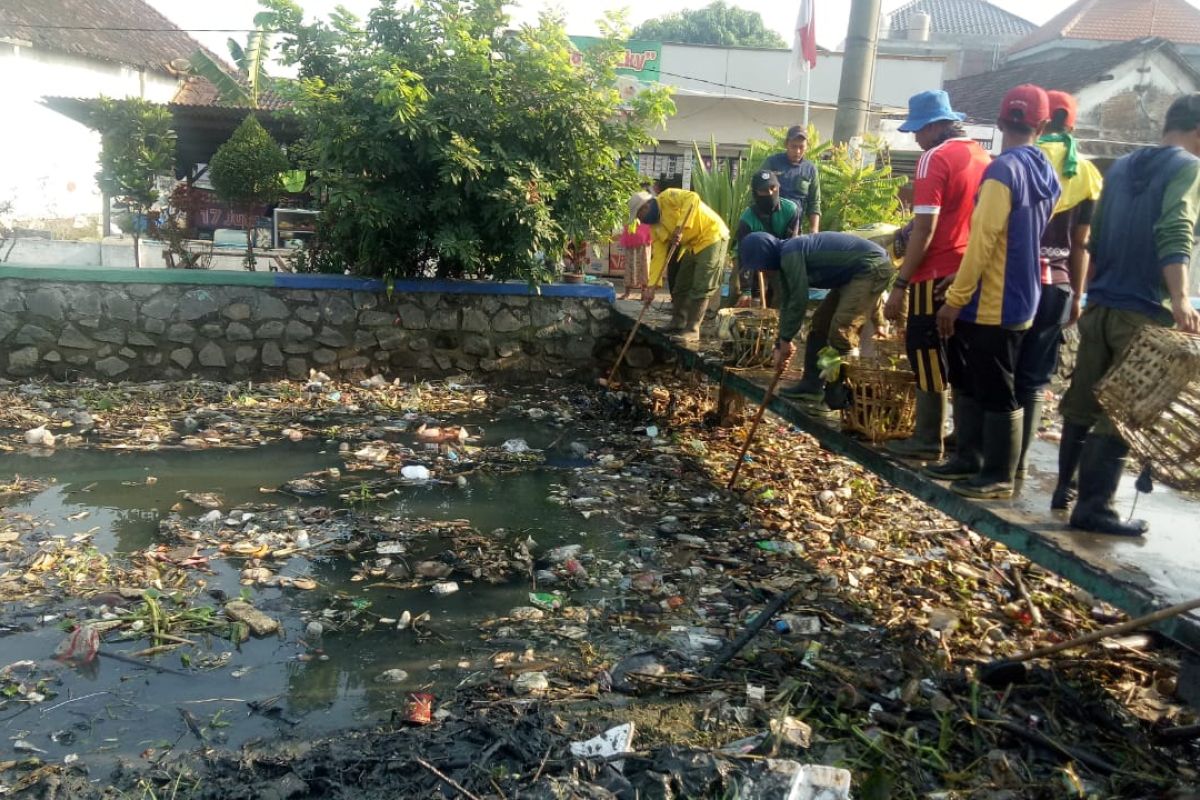 Pemkab Sidoarjo gunakan alat berat bersihkan sampah sungai