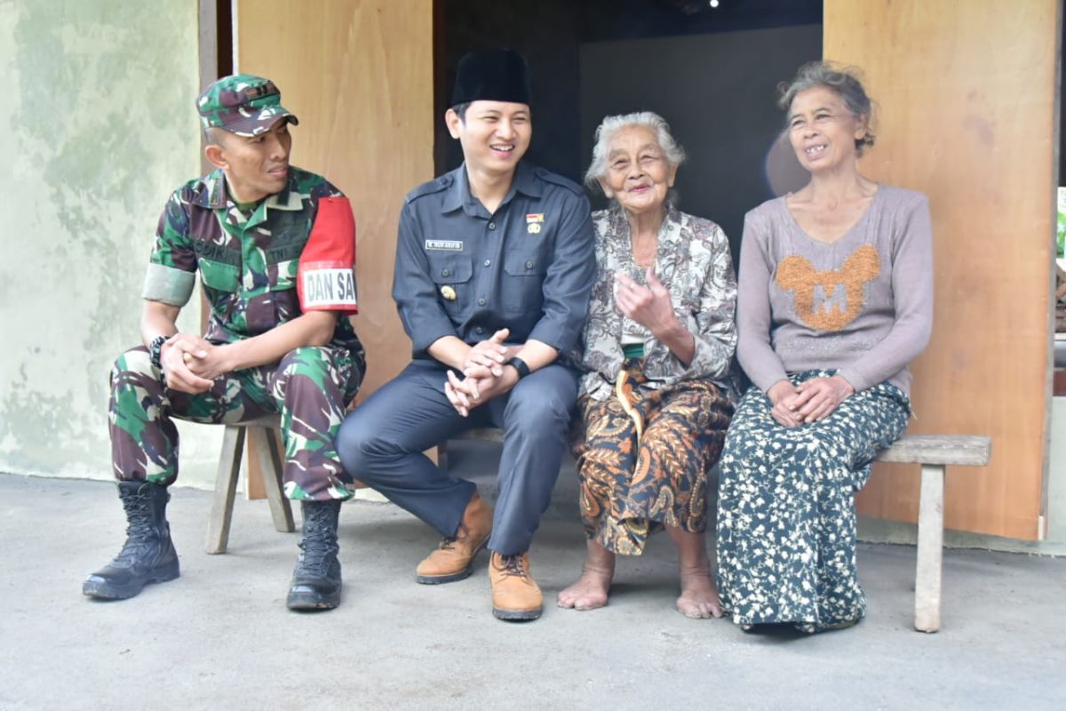 Bupati Trenggalek dan Komandan Satgas TMMD tinjau hasil bedah rumah