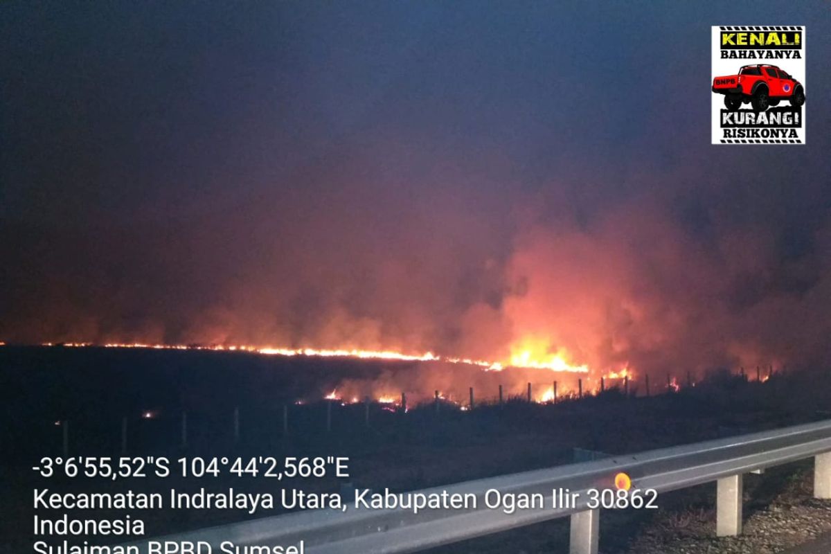 Jalan  Tol Palindra dikepung api karena kebakaran lahan
