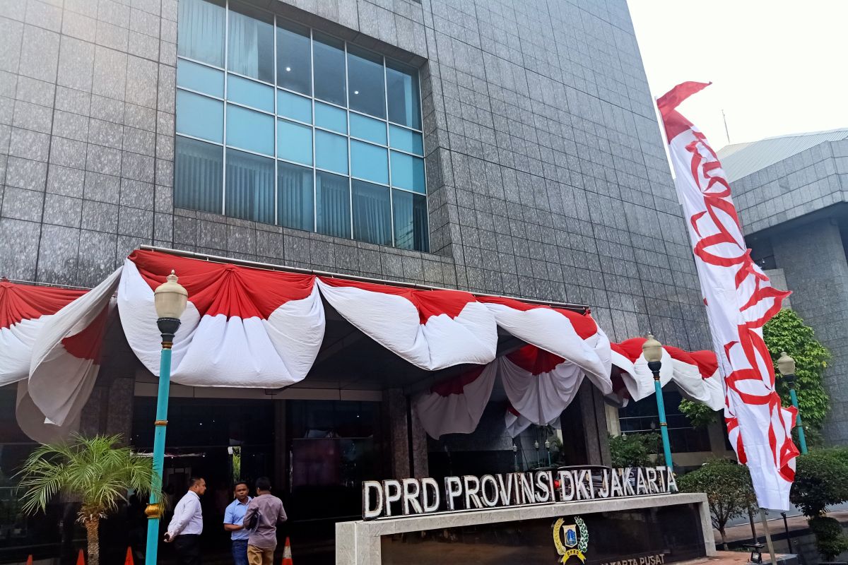 Pin emas DPRD DKI Jakarta dibagikan, Fraksi PSI dicarikan bahan kuningan